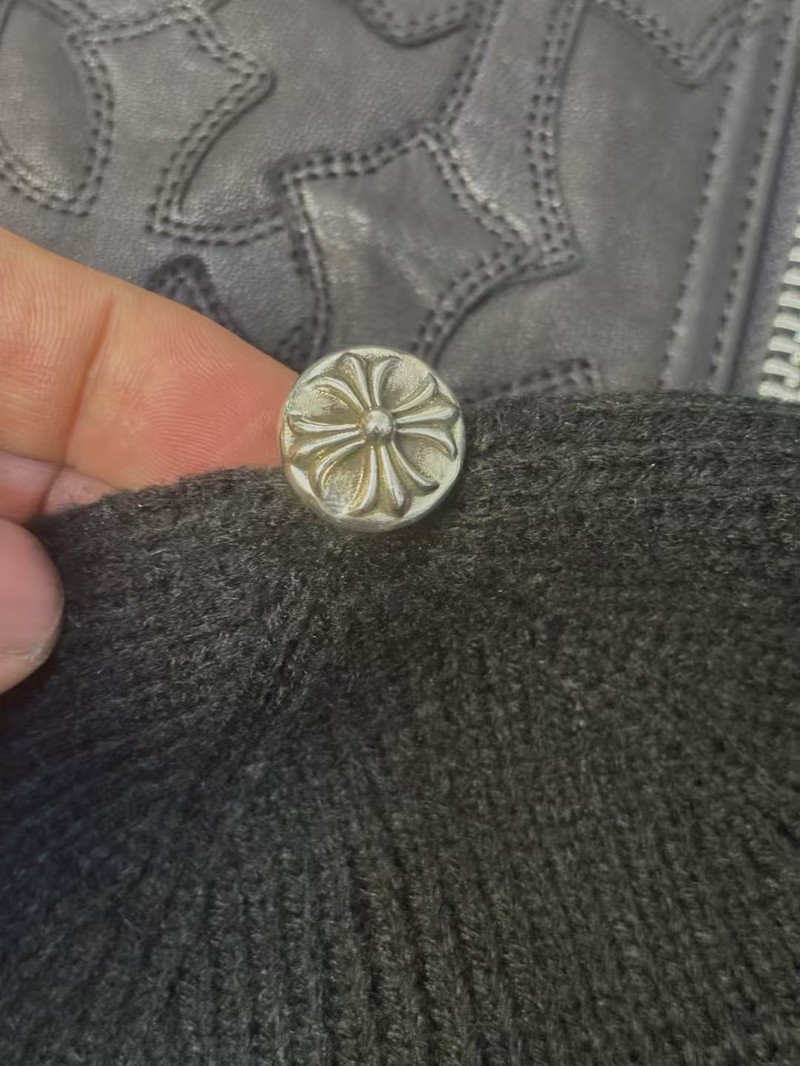 高仿克羅心 羊絨冷帽 · 三枚皮面十字