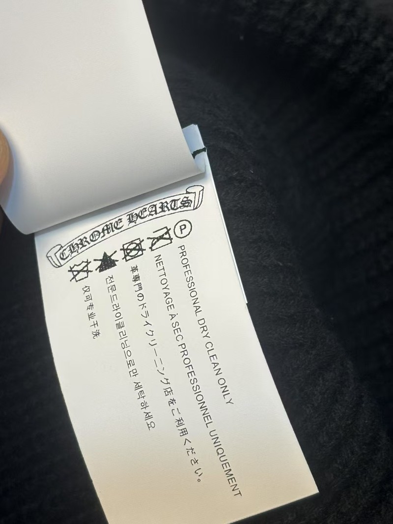 高仿克羅心 羊絨冷帽 · 三枚皮面十字